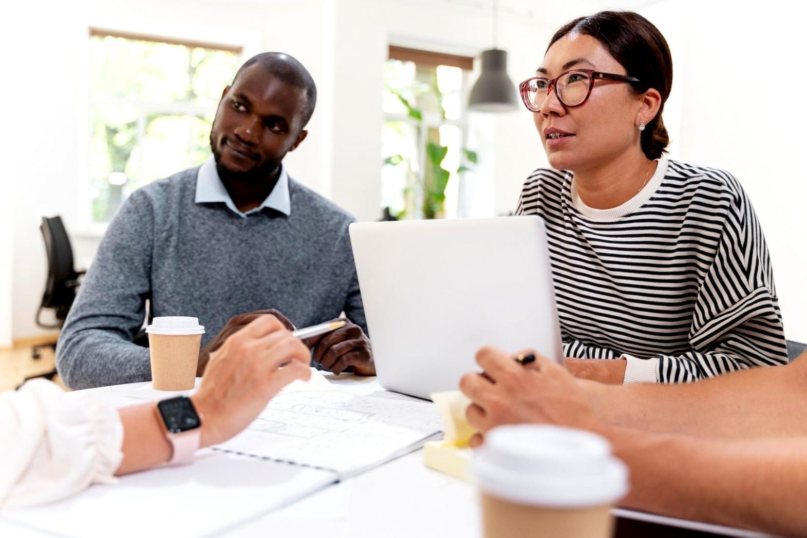 Espace de consultation financière moderne avec bureau et documents de planification budgétaire